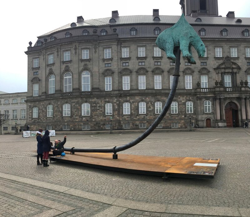 impaled-polar-bear-sculpture-CO2 spike-2016-4 Copenhagen